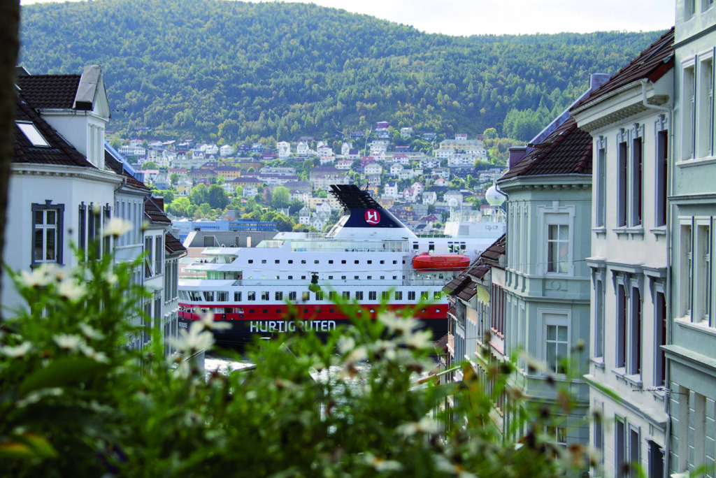 Hurtigruten-Schiff in Bergen
